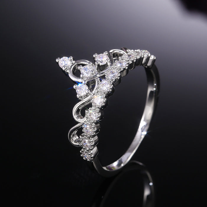 Anillo de bodas romántico con exquisitos detalles de circonitas.