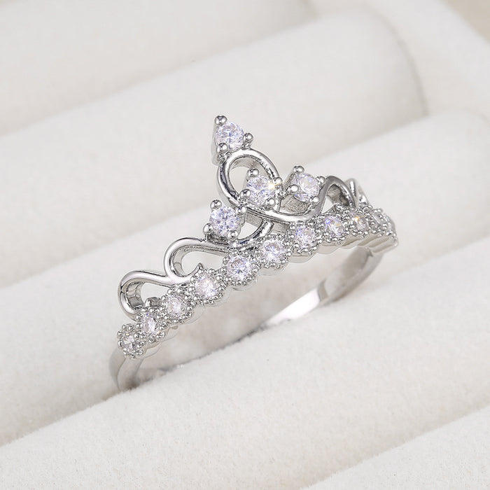 Anillo de bodas romántico con exquisitos detalles de circonitas.