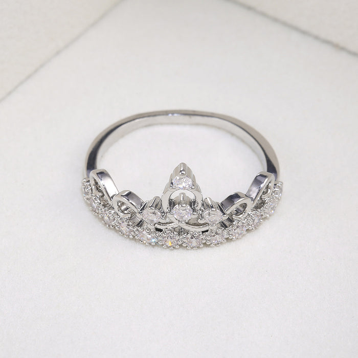 Anillo de bodas romántico con exquisitos detalles de circonitas.