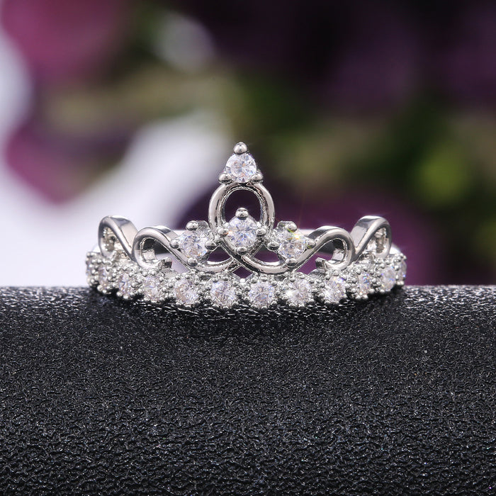 Anillo de bodas romántico con exquisitos detalles de circonitas.