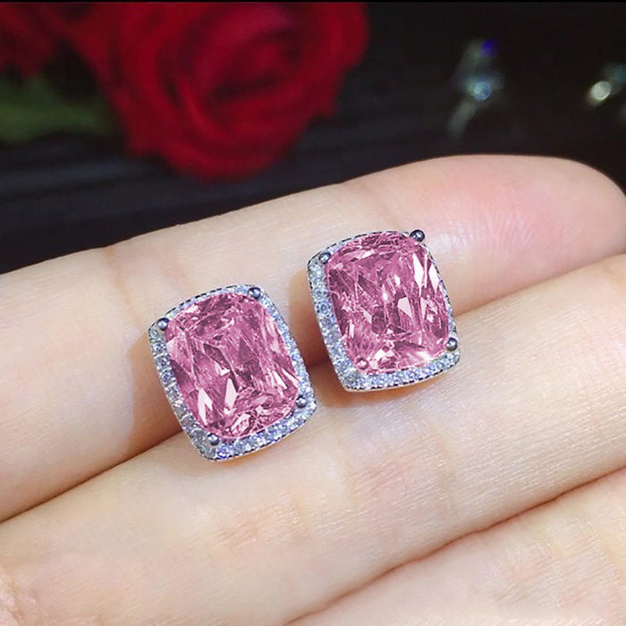 Exquisitos pendientes cuadrados con diamantes y circonitas rosas.