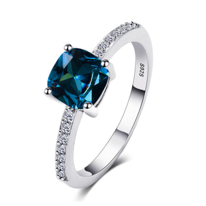 Anillo de mujer con microincrustaciones de circonitas y zafiro con diamantes azules