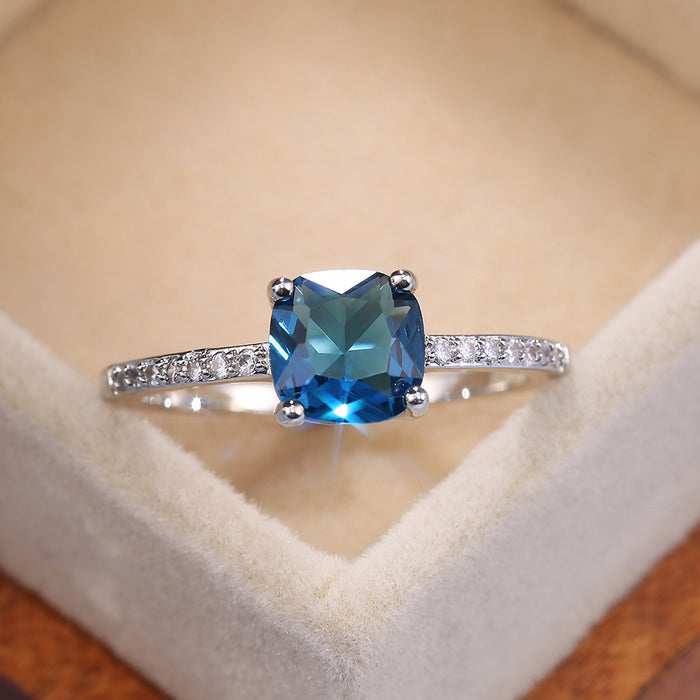 Anillo de mujer con microincrustaciones de circonitas y zafiro con diamantes azules