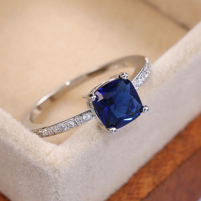 Anillo de mujer con microincrustaciones de circonitas y zafiro con diamantes azules