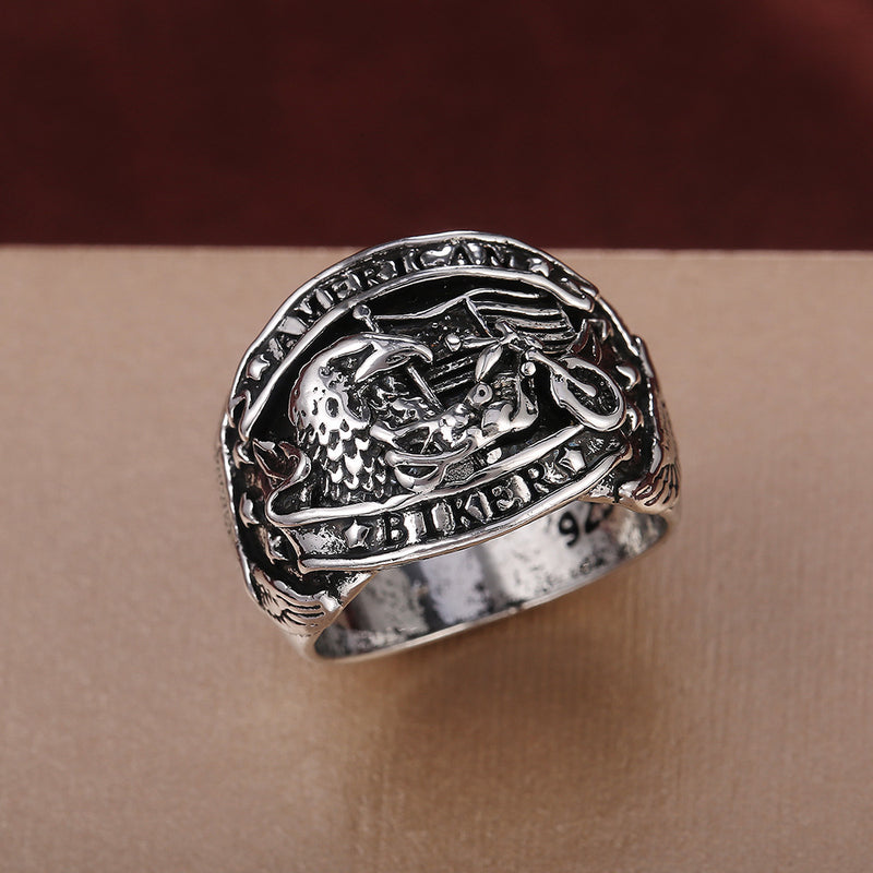 Anillo de compromiso con marquesa y circonitas micropavimentadas