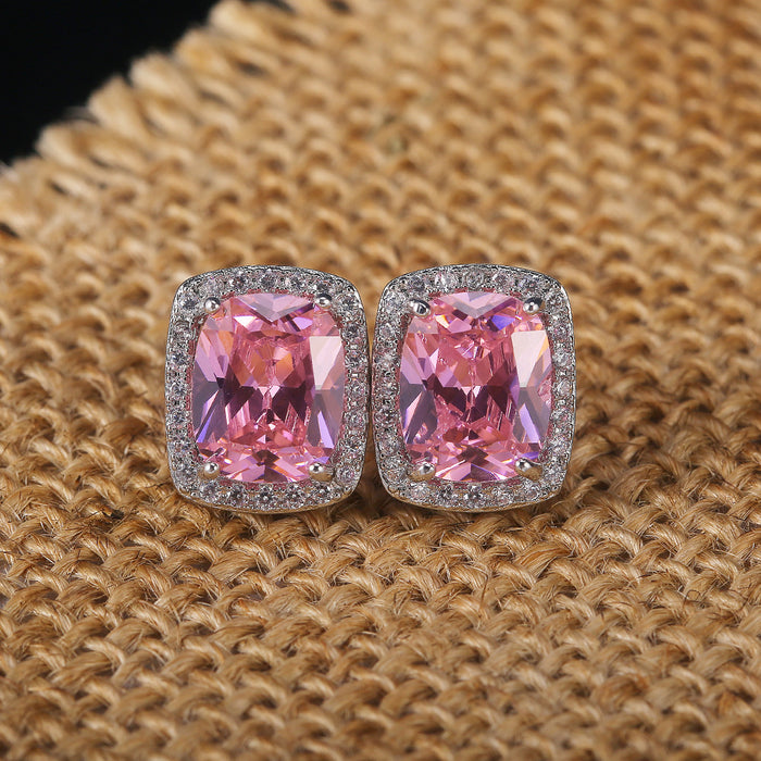 Exquisitos pendientes cuadrados con diamantes y circonitas rosas.