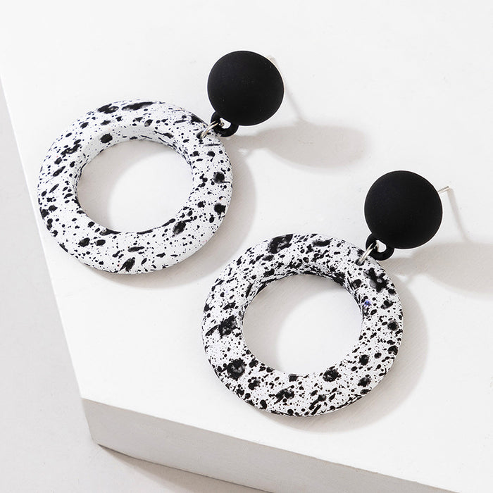 Black and white round short earrings fashionable and simple earrings