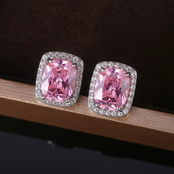 Exquisitos pendientes cuadrados con diamantes y circonitas rosas.