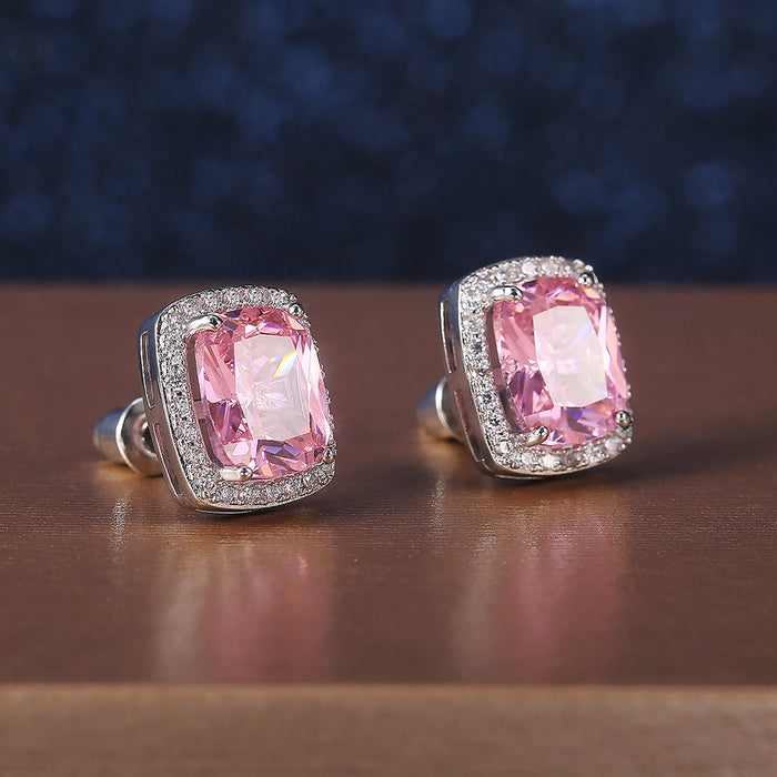 Exquisitos pendientes cuadrados con diamantes y circonitas rosas.