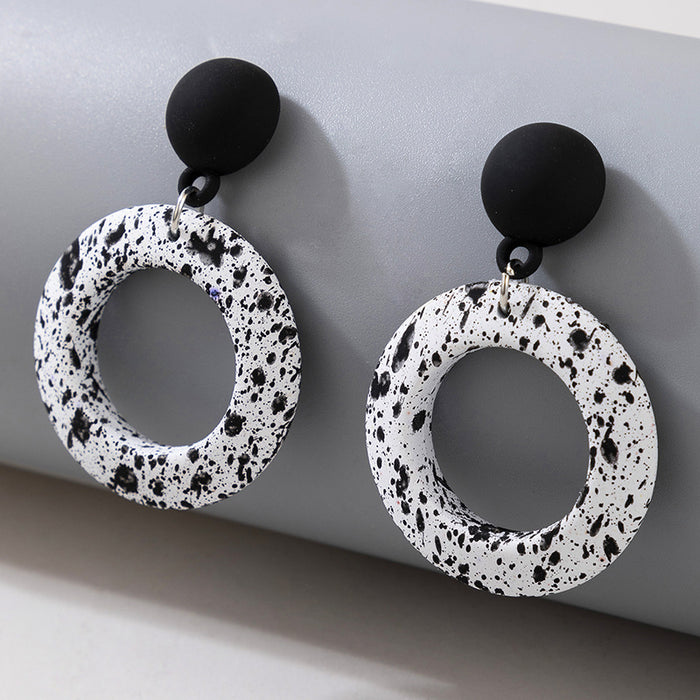 Black and white round short earrings fashionable and simple earrings