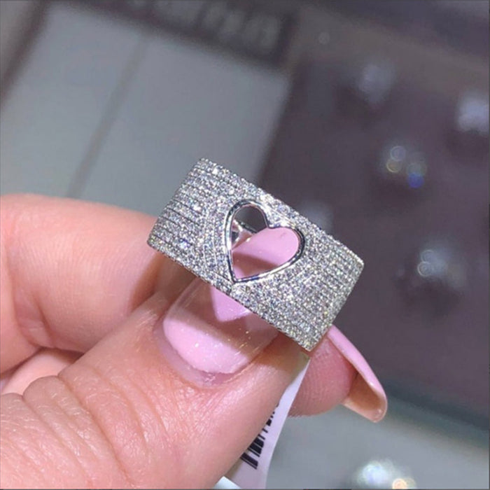 Anillo de cobre con circonitas incrustadas en forma de corazón hueco