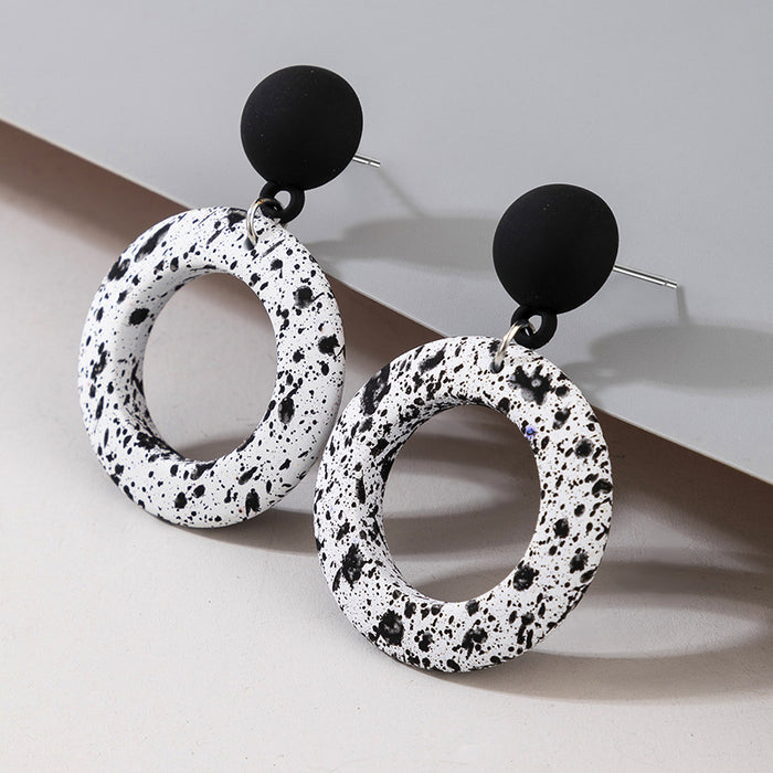 Black and white round short earrings fashionable and simple earrings