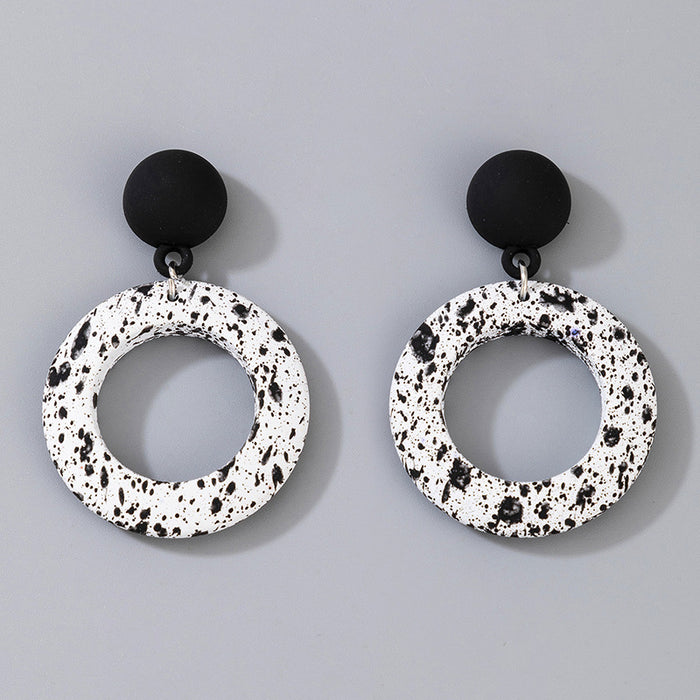 Black and white round short earrings fashionable and simple earrings