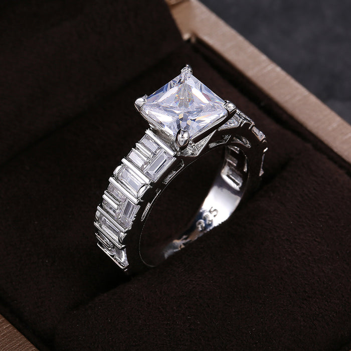 Anillo de compromiso con delicado anillo cuadrado de circonitas