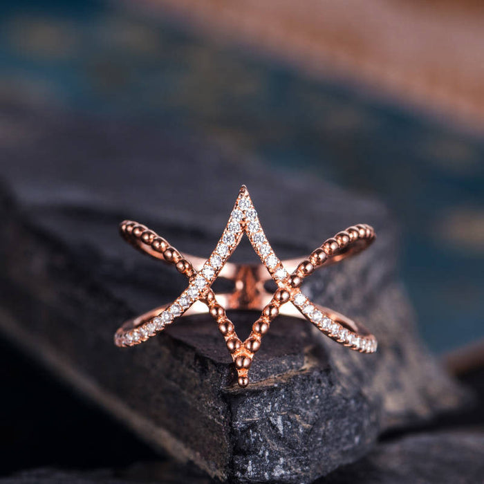 Anillo de diamantes de imitación de lujo con separación de color dorado y plateado para mujer