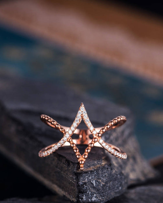 Anillo de diamantes de imitación de lujo con separación de color dorado y plateado para mujer