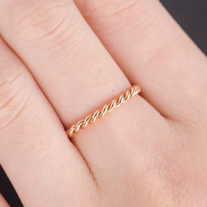 Anillo de giro suave para mujer, diseño minimalista.