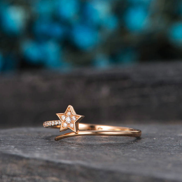 Anillo de mujer con forma de estrella de circonita bañada en oro rosa y diseño de estrella fugaz