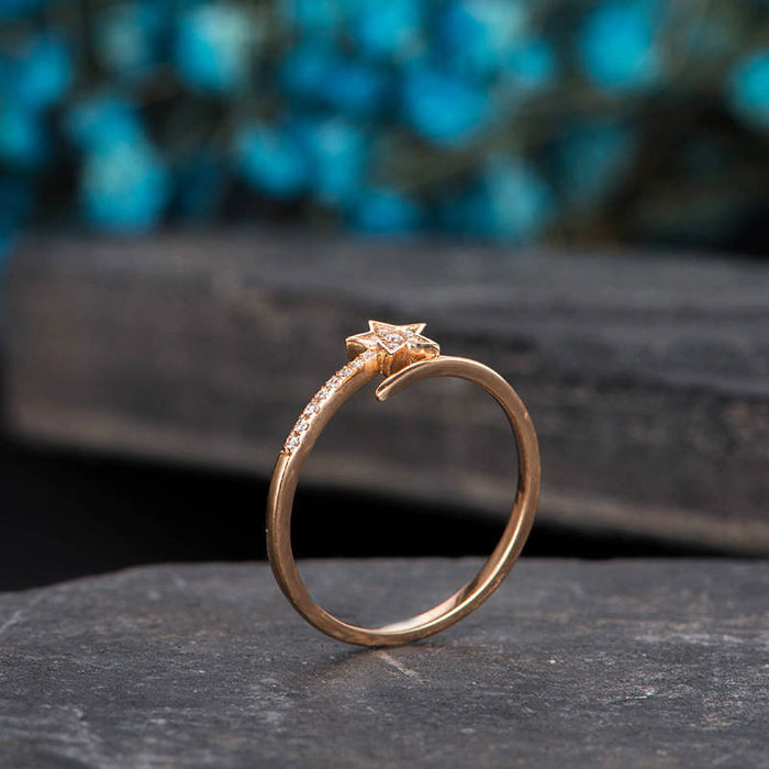 Anillo de mujer con forma de estrella de circonita bañada en oro rosa y diseño de estrella fugaz