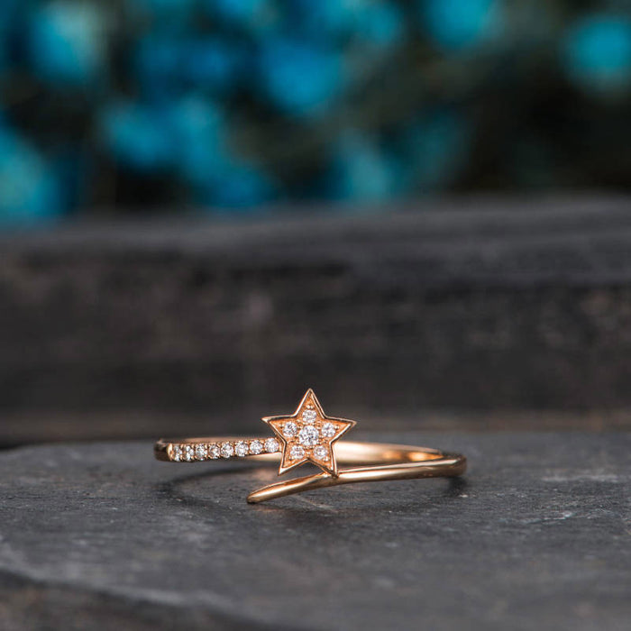 Anillo de mujer con forma de estrella de circonita bañada en oro rosa y diseño de estrella fugaz