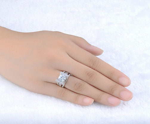 Elegante anillo de mujer con circonitas en plata bañada en cobre