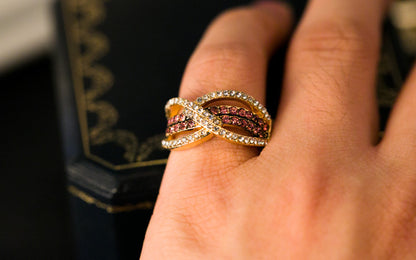 Leaf-shaped geometric line alloy ring with small diamonds