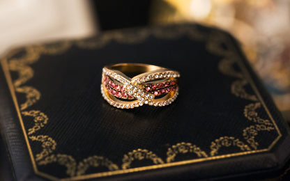 Leaf-shaped geometric line alloy ring with small diamonds