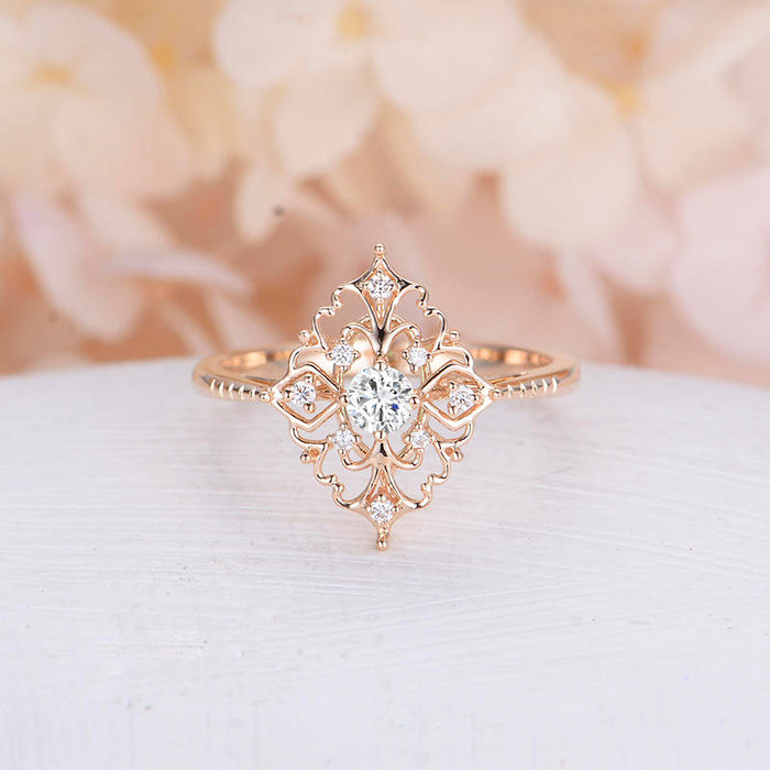 Exquisito anillo de circonitas con microincrustaciones de diamantes y flores ahuecadas