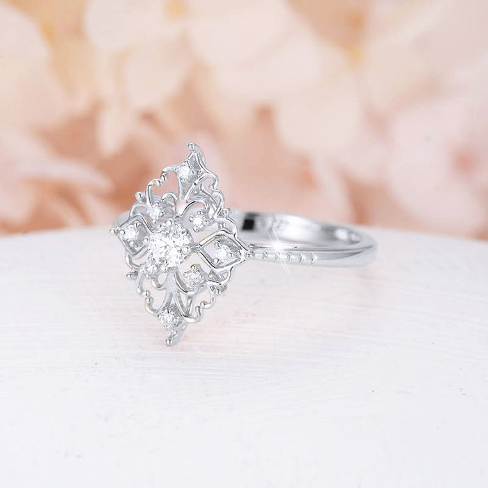 Exquisito anillo de circonitas con microincrustaciones de diamantes y flores ahuecadas