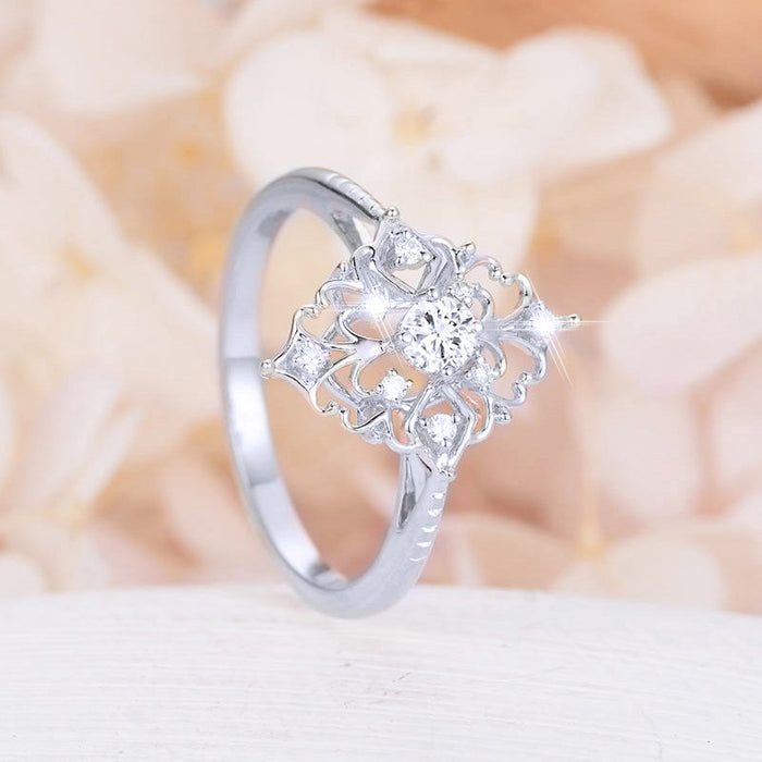 Exquisito anillo de circonitas con microincrustaciones de diamantes y flores ahuecadas