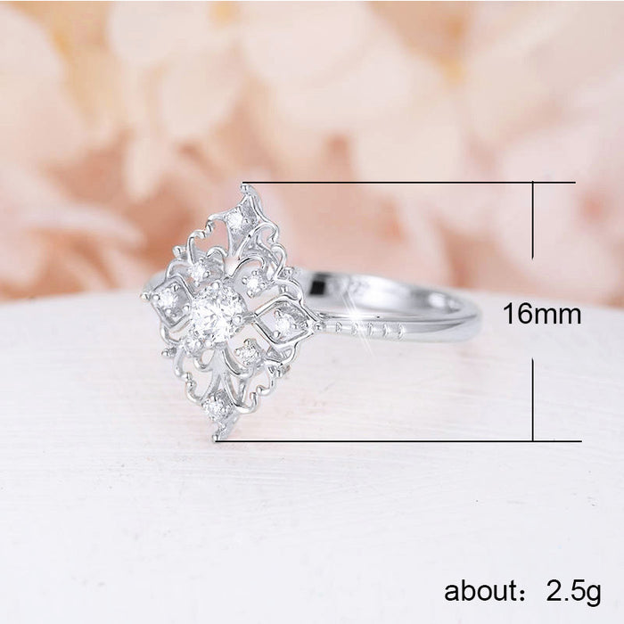 Exquisito anillo de circonitas con microincrustaciones de diamantes y flores ahuecadas