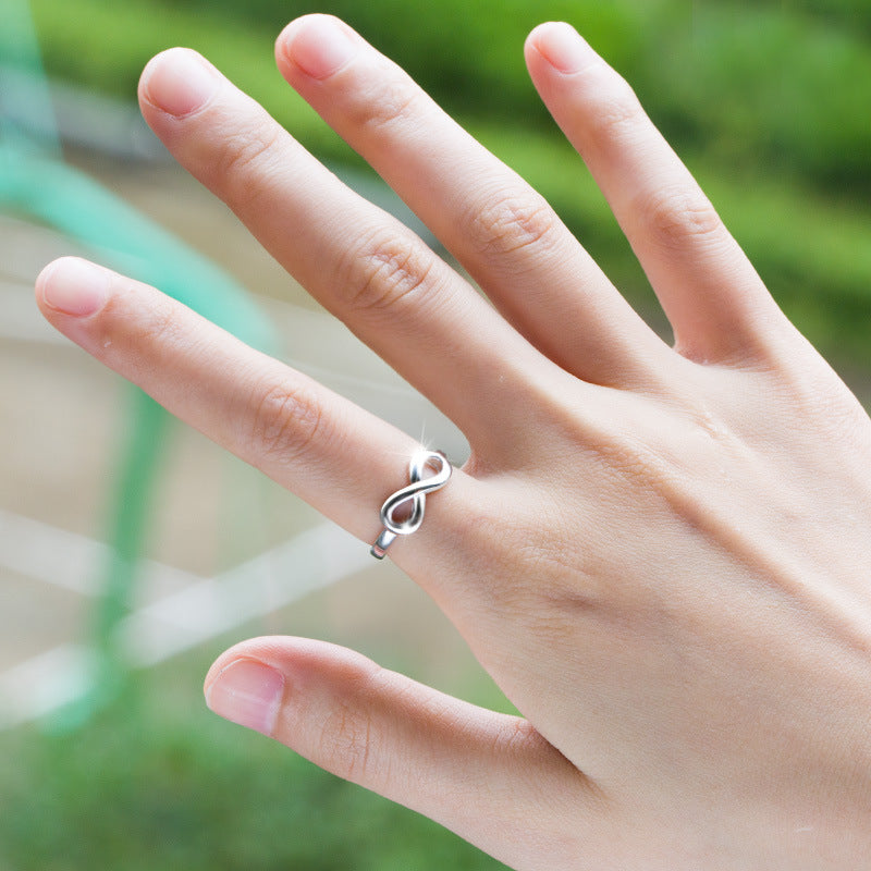Anillo de aleación chapado en plata con forma de 8 creativo simple