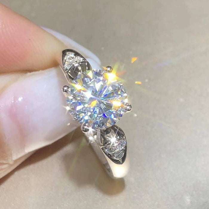 Anillo femenino en forma de corazón bañado en platino Anillo de diamantes en forma de V