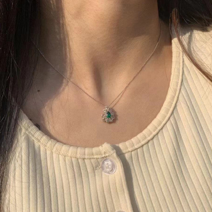 Exquisito collar con colgante de circonita en forma de lágrima con cadena de clavícula de imitación de esmeralda