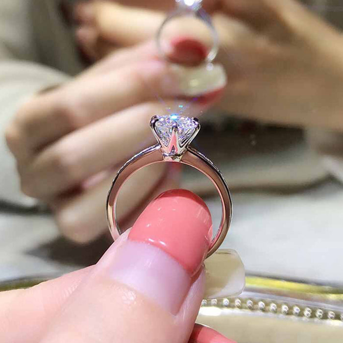 Anillo de compromiso de lujo con diamantes estilo princesa y circonitas brillantes micropavimentadas