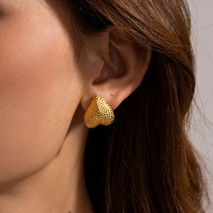 Pendientes de acero inoxidable chapados en oro de 18 quilates con textura de corazón de estilo europeo: joyería de moda para mujeres