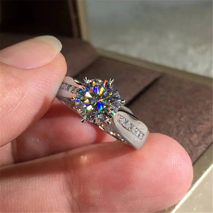 Anillo único brillante con incrustaciones de circonitas.