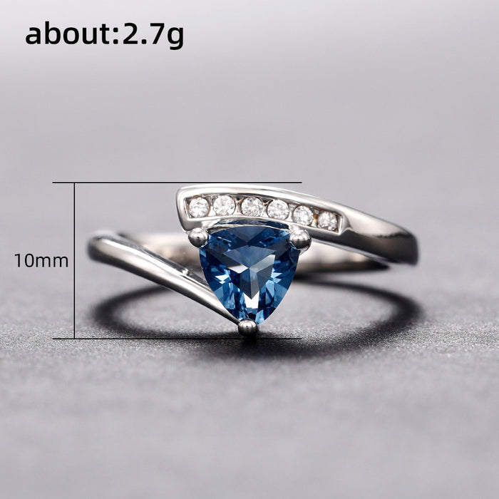 Anillo romántico con microincrustaciones de circonita azul oscuro