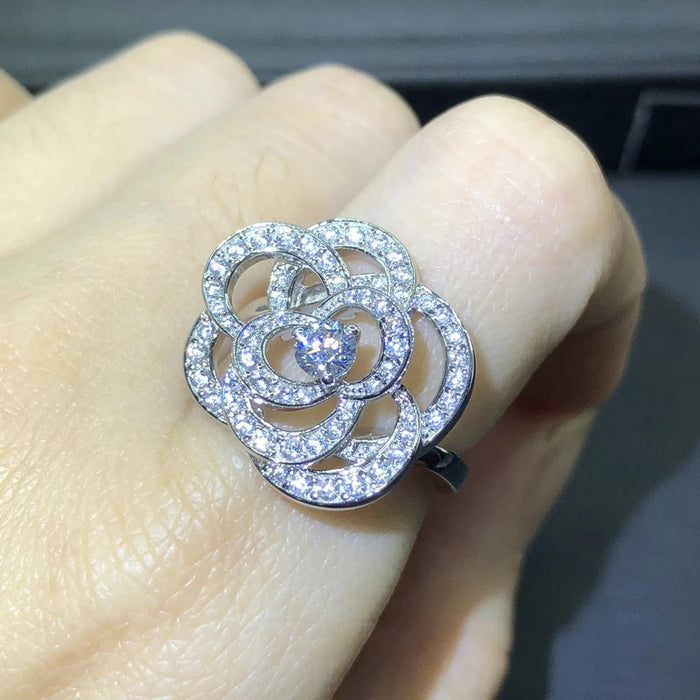 Conjunto de joyas de anillo y pendientes con camelia brillante