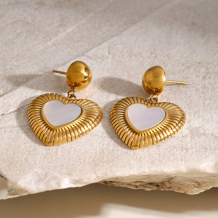 Pendientes de acero inoxidable dorado de 18 quilates con forma de corazón texturizado y concha natural en forma de bola dorada: joyería de acero de titanio de moda