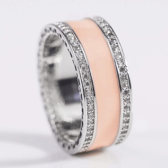 Women's ring with zircon stitching design