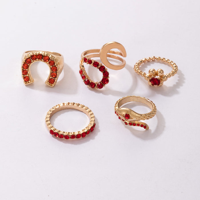 Juego de 5 anillos rojos con forma de serpiente y letras irregulares