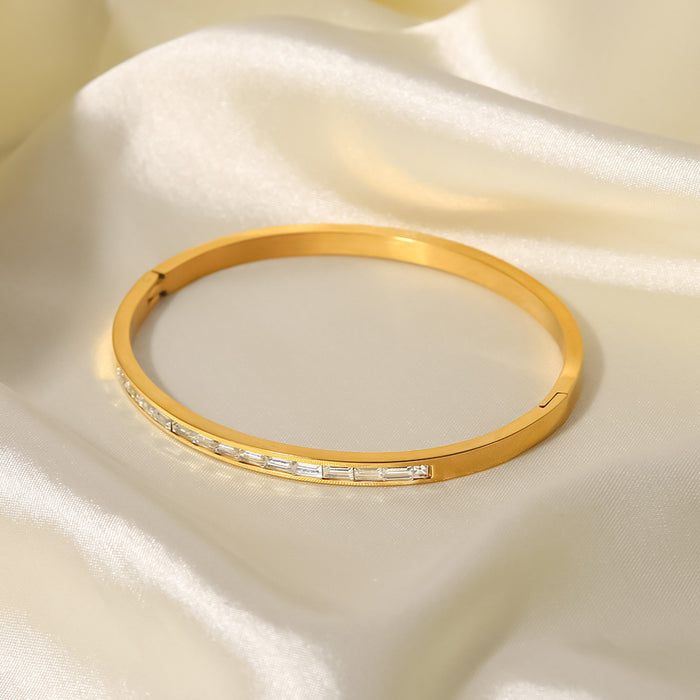 Pulsera de acero de titanio de tendencia: joyería de circonita cuadrada blanca bañada en oro de 18 quilates para mujer