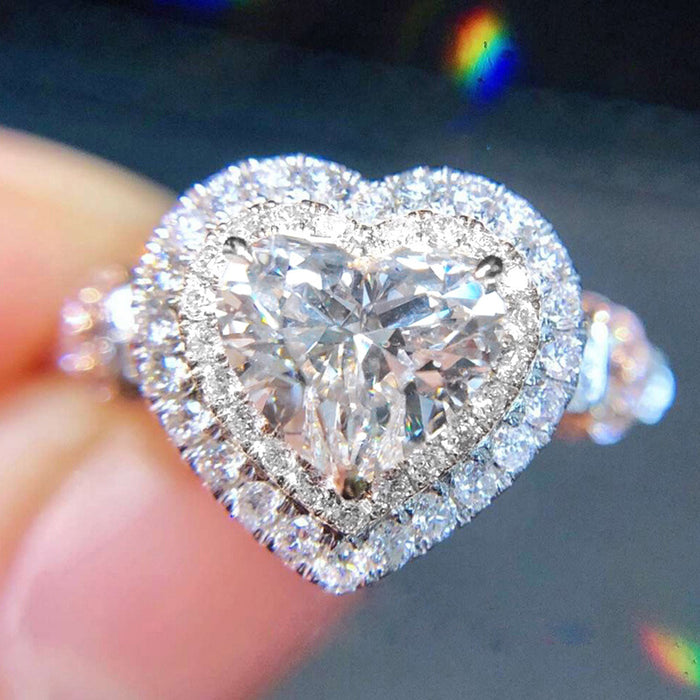 Anillo de oro blanco bañado en cobre con circonitas en forma de corazón, sencillo y elegante