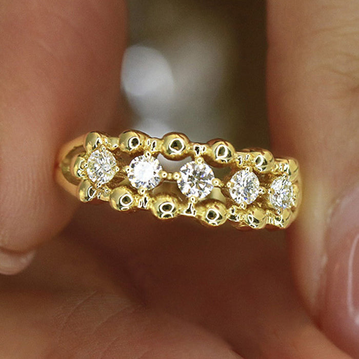 Anillo de mujer con circonitas de diseño redondo