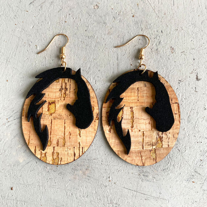 Pendientes de sombrero negro de madera