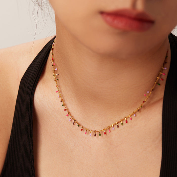 Collar con borlas de colores de acero inoxidable bañado en oro de 18 quilates: joyería de moda para mujer