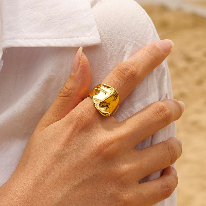 Anillo minimalista de acero inoxidable bañado en oro de 18 quilates con motivos huecos