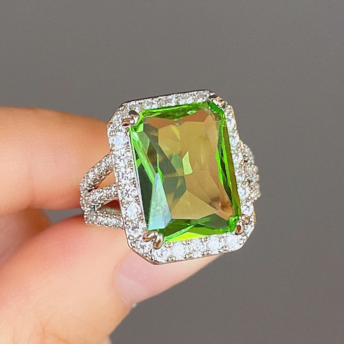 Anillo de compromiso de estilo europeo y americano con diamantes y circonitas cuadradas de princesa verde oliva