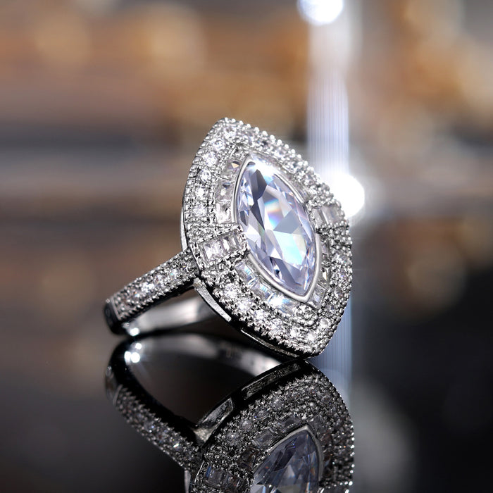 Anillo de platino bañado en cobre con circonitas en forma de marquesa con incrustaciones de diamantes de lujo y de moda